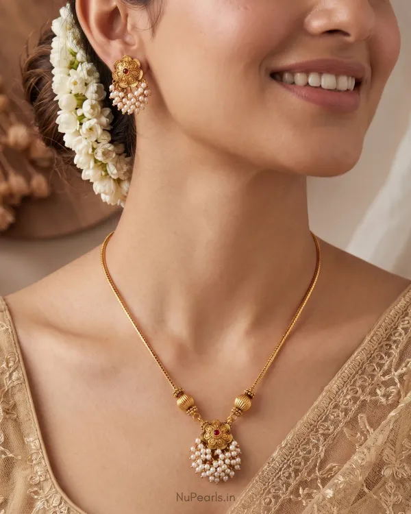 Kaveri_Traditional_Temple_Style_Antique_Gold_Pendant_Set_With_Pearls_Beade
