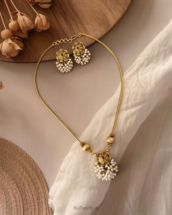 Kaveri_Traditional_Temple_Style_Antique_Gold_Pendant_Set_With_Pearls_Beade