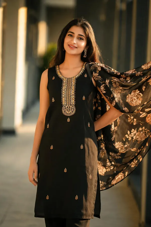 Black_Crepe_Embroidered_Sleeveless_Kurta_Set_With_Dupatta_For_Women