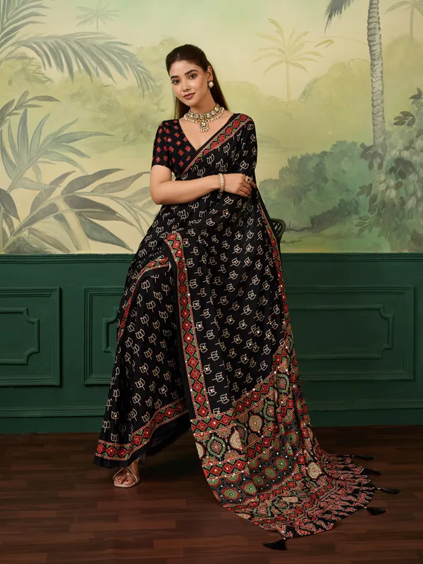 Black_Chinon_Motif_Printed_Ethnic_Saree_For_Women