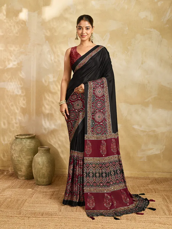 Black_Chinon_Floral_Geometric_Print_Saree_For_Women