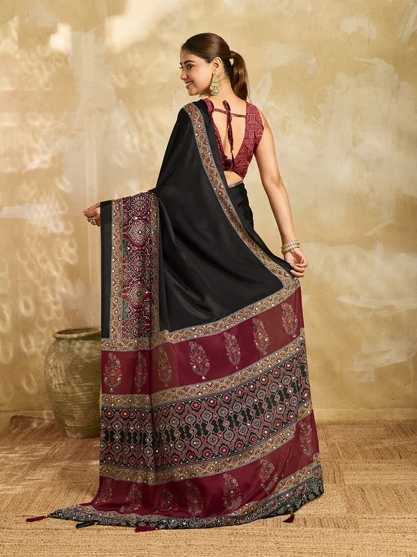 Black_Chinon_Floral_Geometric_Print_Saree_For_Women