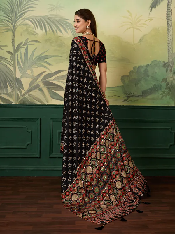 Black_Chinon_Motif_Printed_Ethnic_Saree_For_Women