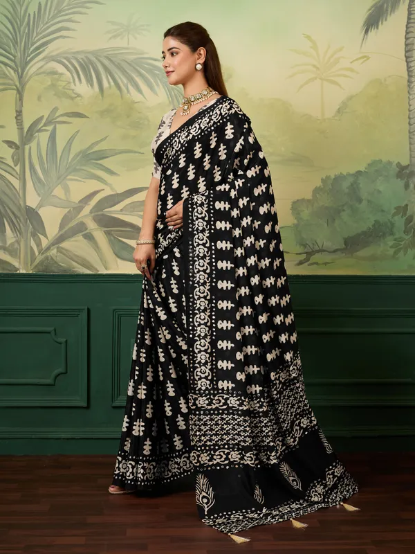 Black_Chinon_Printed_Ethnic_Saree_For_Women