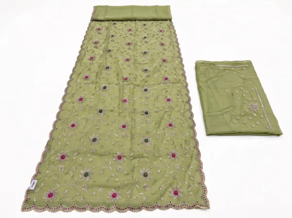 Green_Crunchy_Chiffon_Embroidered_Saree_With_Blouse_Piece_For_Women