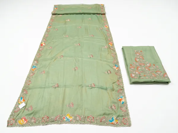 Green_Crystal_Chiffon_Embroidered_Saree_With_Blouse_Piece_For_Women