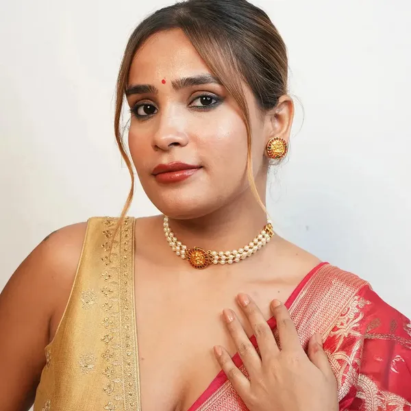 Goddess_Lakshmi_With_Pearl_Choker_Default_Title