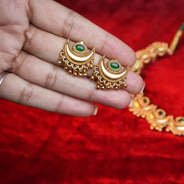 Antique_Ardhchand_Necklace_With_Emerald_Green_Stone_Default_Title