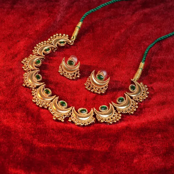Antique_Ardhchand_Necklace_With_Emerald_Green_Stone_Default_Title