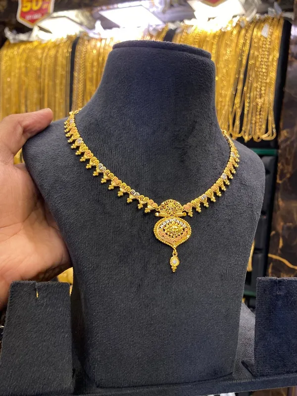 Gold_Plated_Sleek_Neck_Set_Tri_Mix_Gold_Look