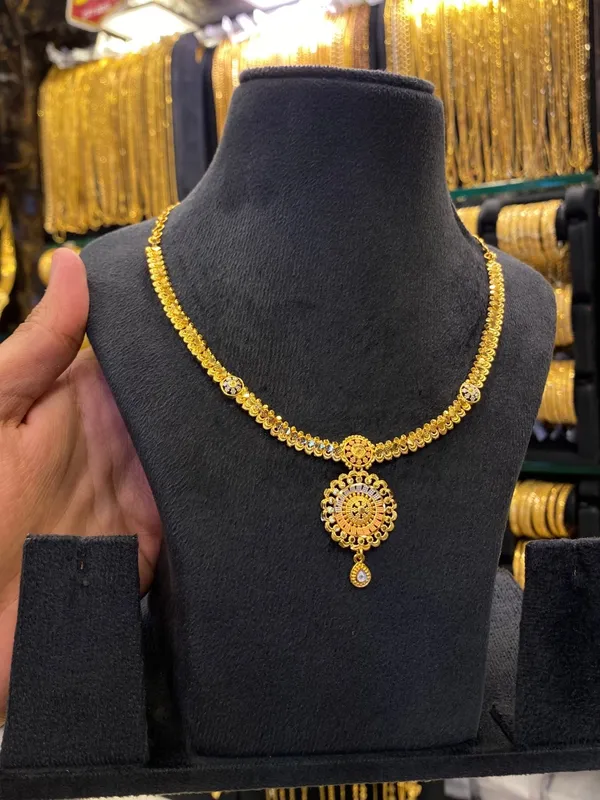 Gold_Plated_Sleek_Neck_Set_Tri_Mix_Gold_Look