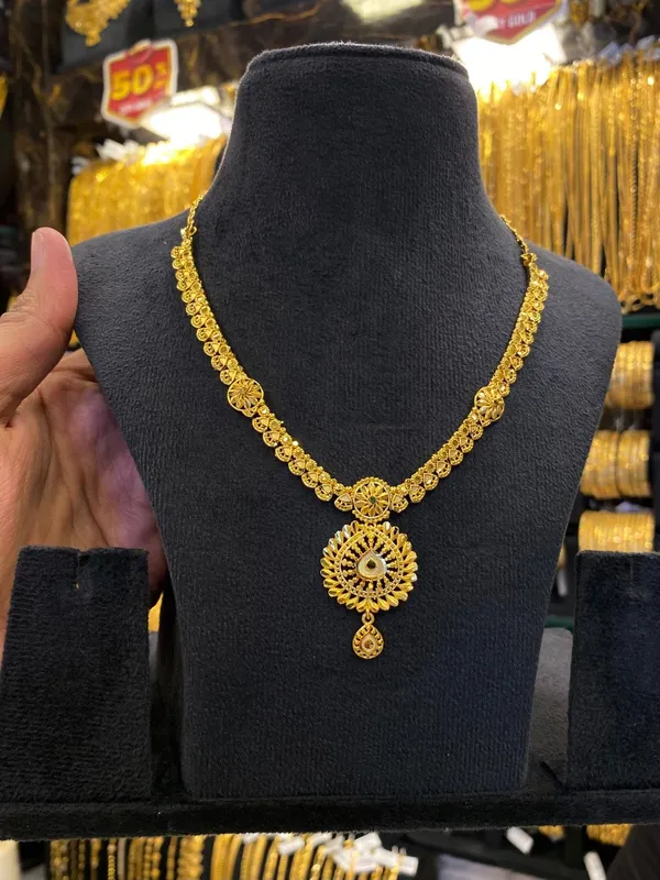 Gold_Plated_Sleek_Neck_Set_Full_Gold