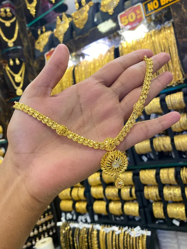 Gold_Plated_Sleek_Neck_Set_Full_Gold