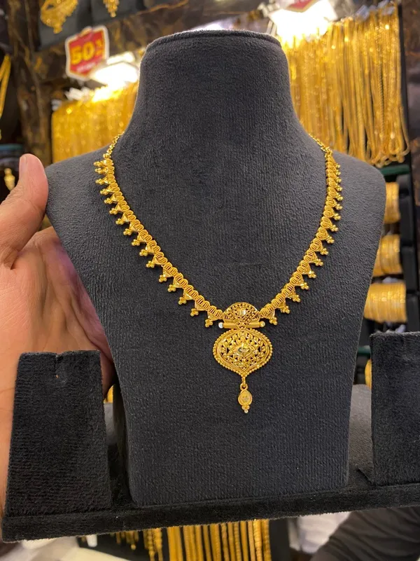 Gold_Plated_Sleek_Neck_Set_Full_Gold