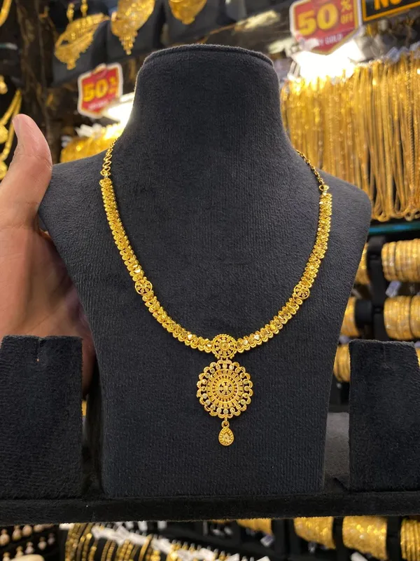 Gold_Plated_Sleek_Neck_Set_Full_Gold