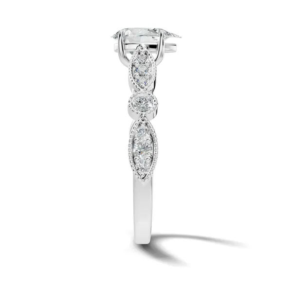 Oval_Stone_Engagement_Ring_For_Women