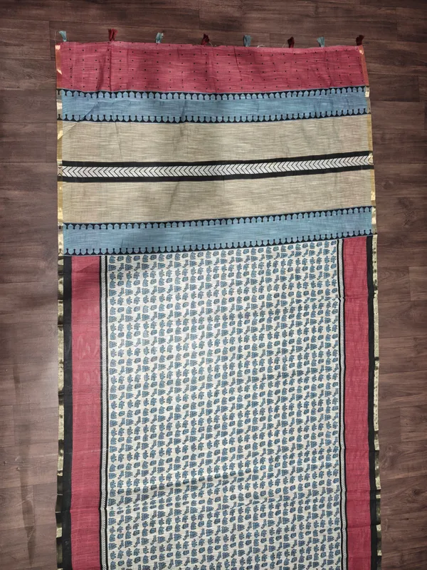 Grey_Striped_Saree_With_Blouse_Piece