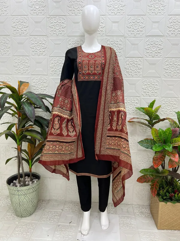 Black_Cotton_Kurta_Set_For