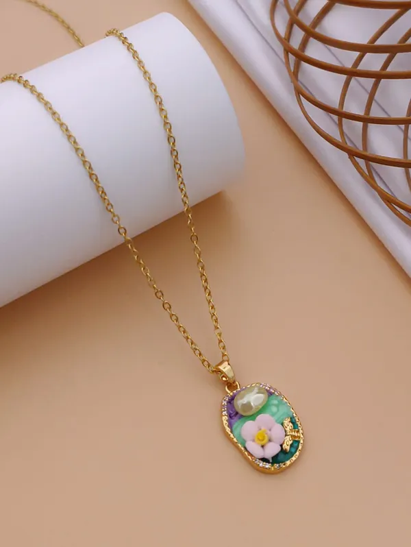Gold_Brass_Floral_Pendant_Necklace_For_Women