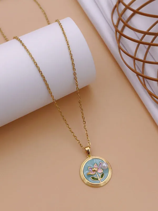 Gold_Brass_Floral_Pendant_Necklace_For_Women