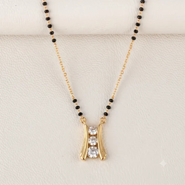 Gold_Black_Beaded_Pendant_Necklace_For_Women
