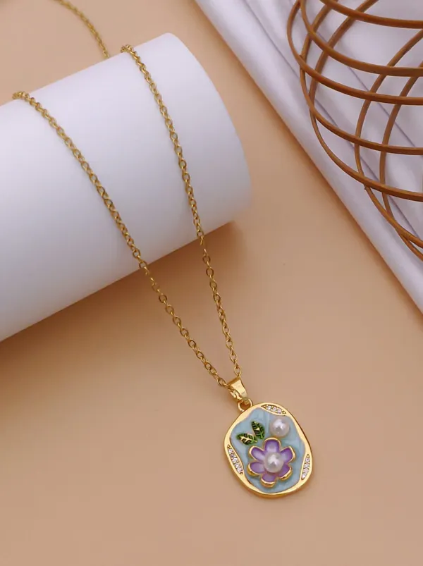 Gold_Brass_Floral_Pendant_Necklace_For_Women