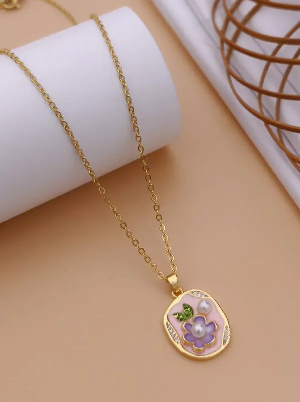 Gold_Brass_Floral_Pendant_Necklace_For_Women