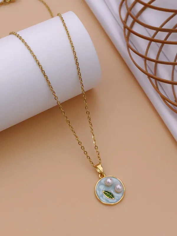 Gold_Brass_Floral_Pendant_Necklace_For_Women