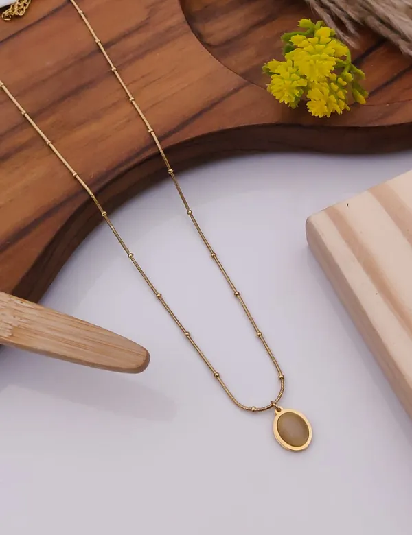 Gold_Brass_Beaded_Oval_Pendant_Necklace_For_Women