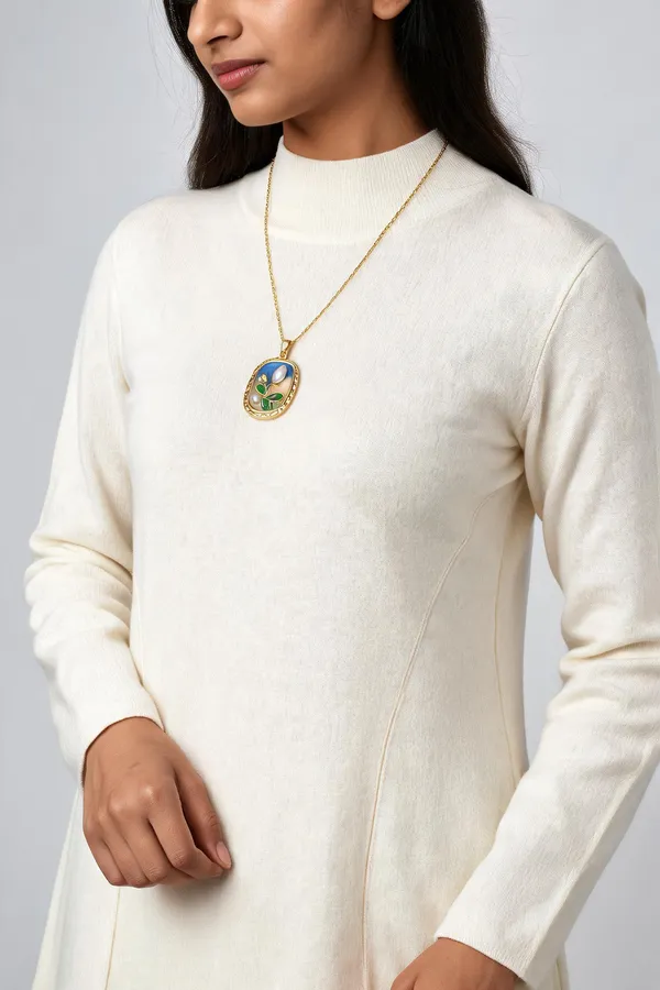 Gold_Brass_Floral_Pendant_Necklace_For_Women