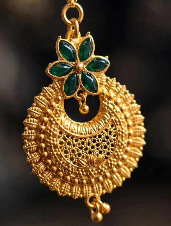 Gold-Tone_Green_Stone_Maang_Tikka_for_Women