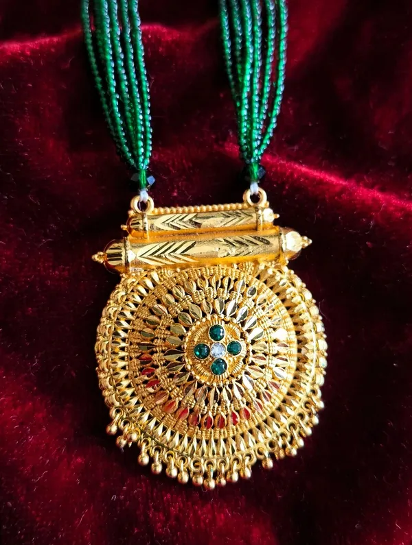 Green_Beaded_Gold_Tone_Long_Necklace_for_Women