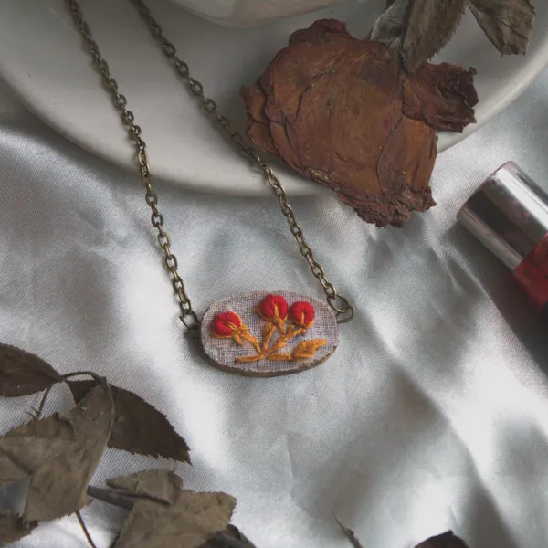 Bright_Red_Cotton_Embroidered_Triple_Rose_Buds_Oval_Pendant_Necklace_For_Women