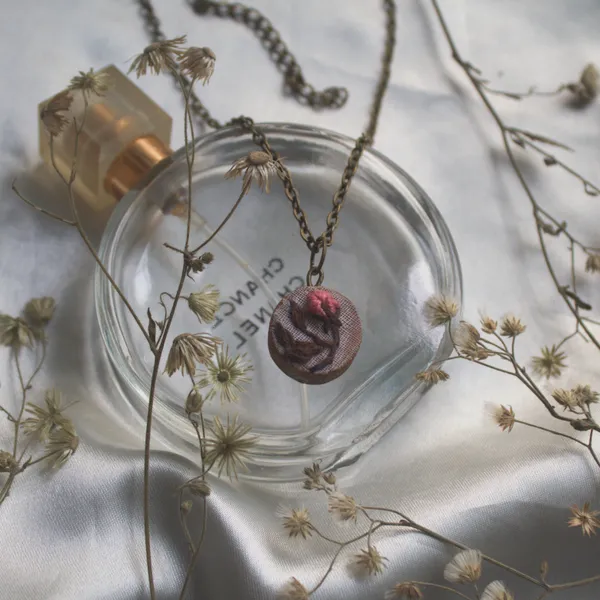 Peach_Cotton_Embroidered_Rose_Bud_Round_Pendant_Necklace_For_Women