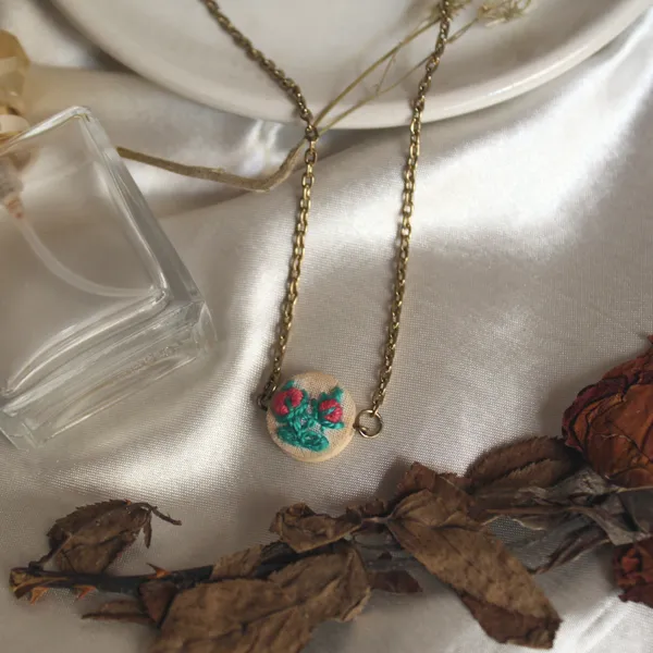 Pink_Cotton_Embroidered_Double_Rose_Buds_Round_Pendant_Necklace_For_Women