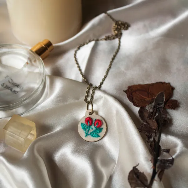 Red_Cotton_Embroidered_Double_Rose_Buds_Round_Hollow_Pendant_Necklace_For_Women