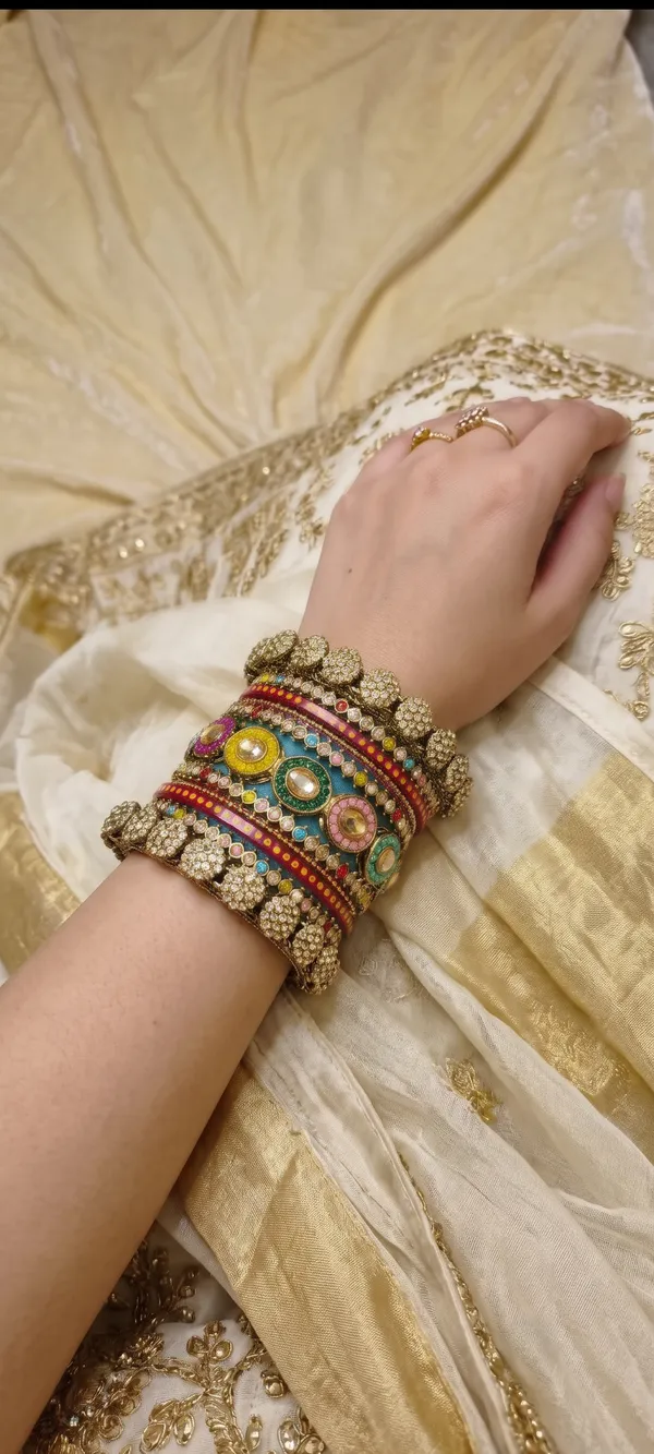 Multicolor_Kundan_Embellished_Traditional_Chura_Set_For_Women