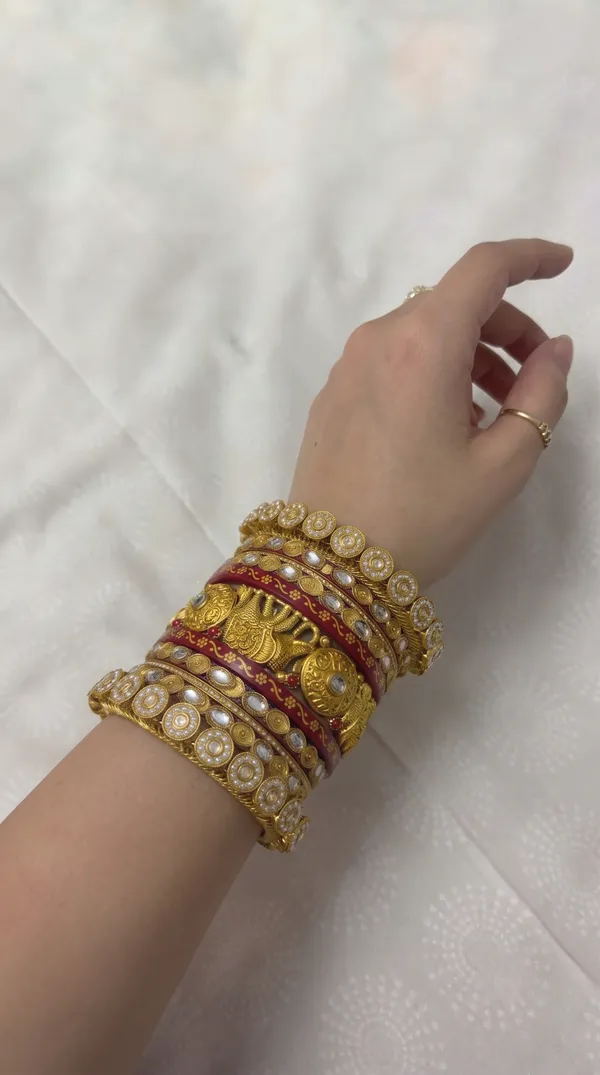 Gold_Plastic_Embellished_Traditional_Chura_Set_For_Women