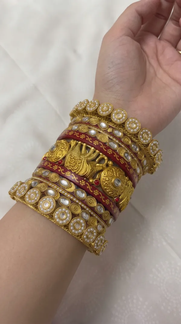 Gold_Plastic_Embellished_Traditional_Chura_Set_For_Women