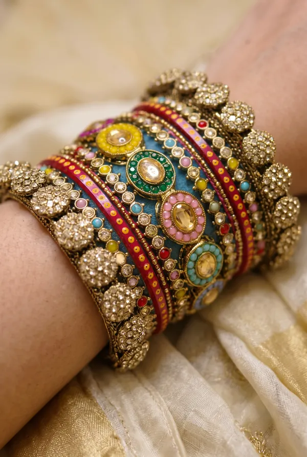 Multicolor_Kundan_Embellished_Traditional_Chura_Set_For_Women