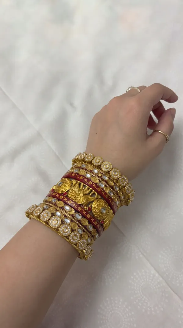 Gold_Plastic_Embellished_Traditional_Chura_Set_For_Women