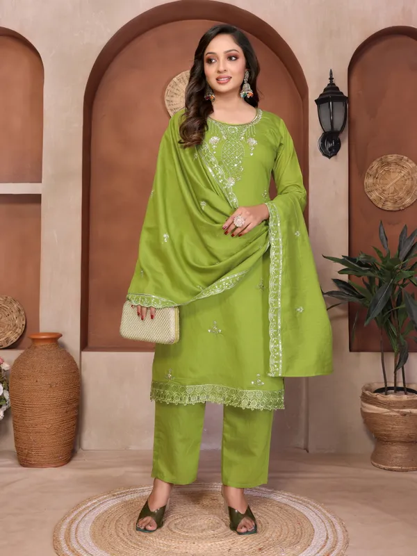 Green_Mall_Roman_Embroidered_Salwar_Suit_For_Women