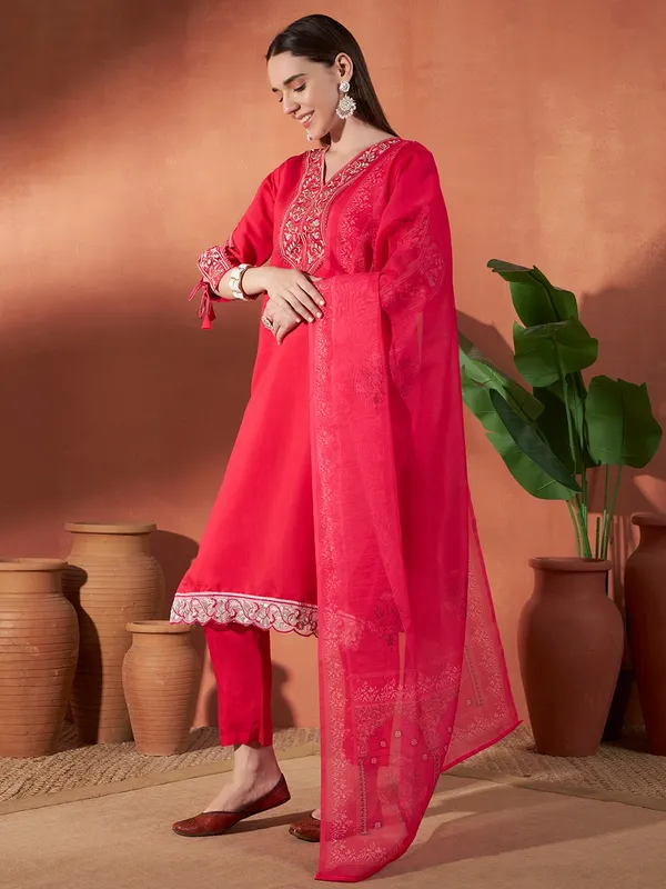 Pink_Viscose_Roman_Embroidered_Kurta_Set_for_Women