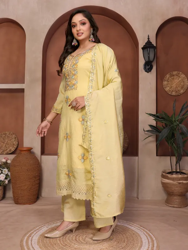 Yellow_Mall_Roman_Embroidered_Kurta_Set_for_Women