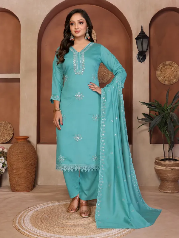 Turquoise_Mall_Roman_Embroidered_Kurta_Set_for_Women