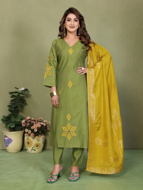 Green_Vetigun_Straight_Kurta_Set_With_Dupatta_For_Women