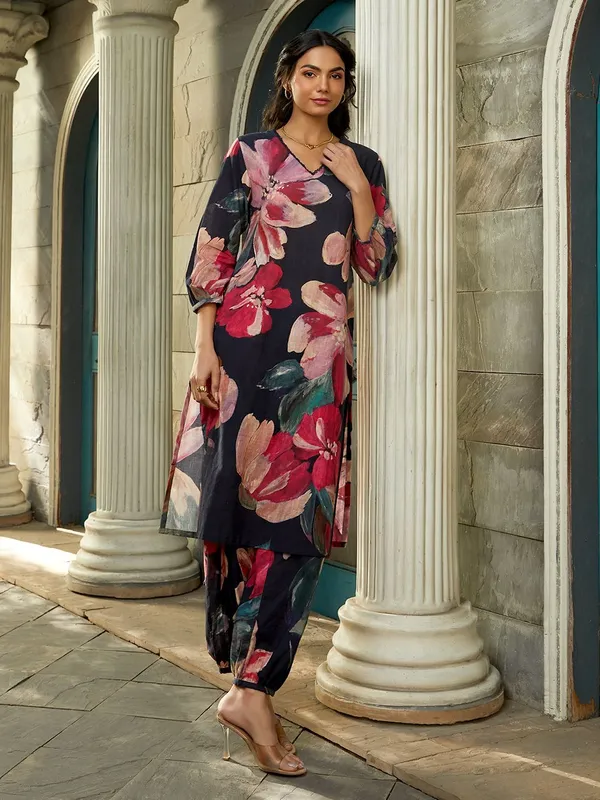 Black_PC_Cotton_Floral_Print_Kurta_Set_For_Women