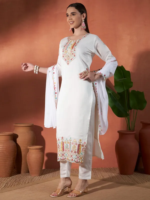 White_Vatigun_Embroidered_Kurta_Set_for_Women