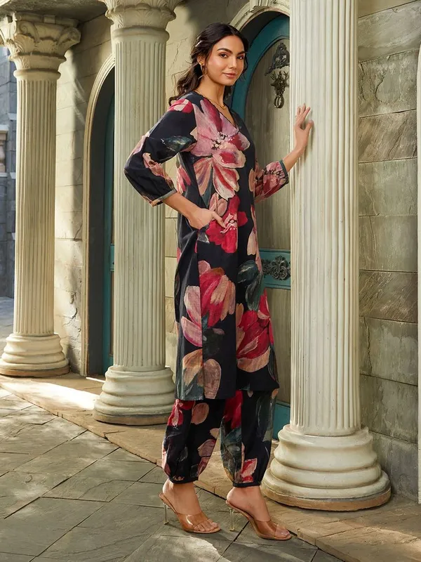 Black_PC_Cotton_Floral_Print_Kurta_Set_For_Women