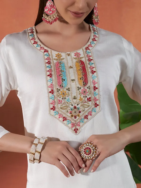 White_Vatigun_Embroidered_Kurta_Set_for_Women